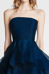 Organza A Linie Marineblaues Trägerloses Gestuftes Ballkleid